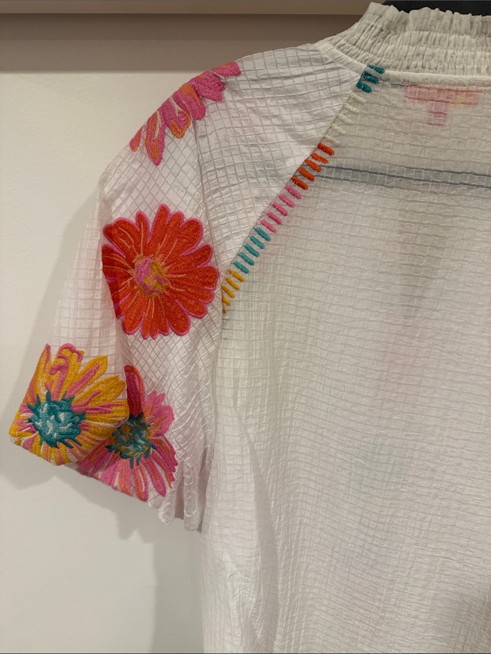 THML White Puff-Sleeve Embroidered Floral Blouse with Multicolor Trim nwot - Picture 5 of 6